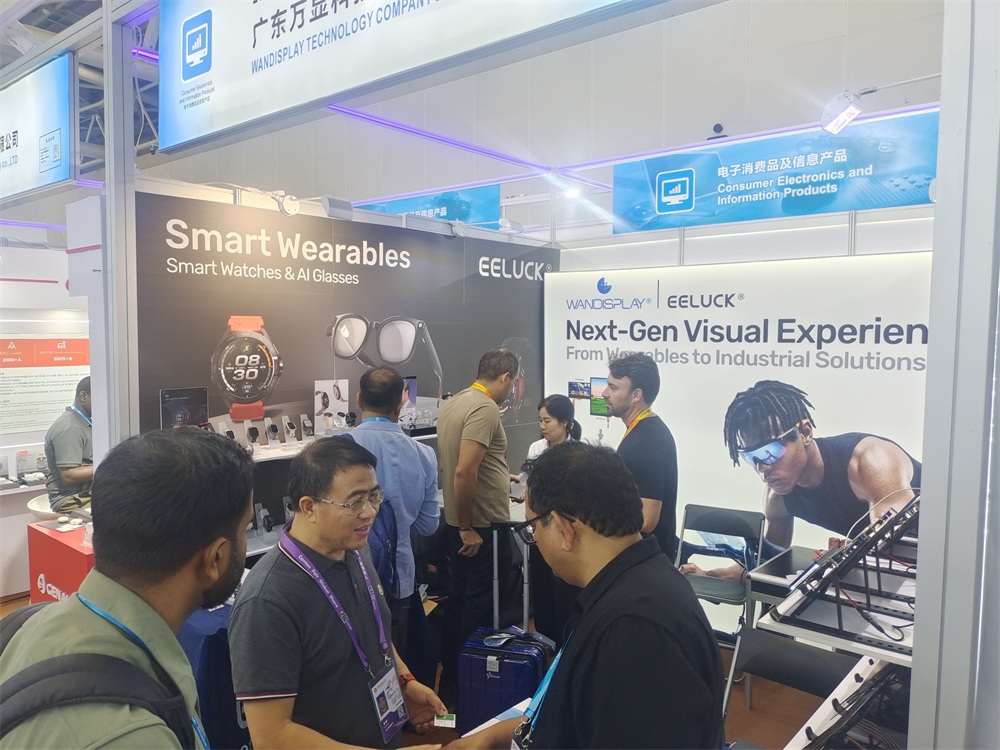 smart watch live demo at trade show booth Guangzhou