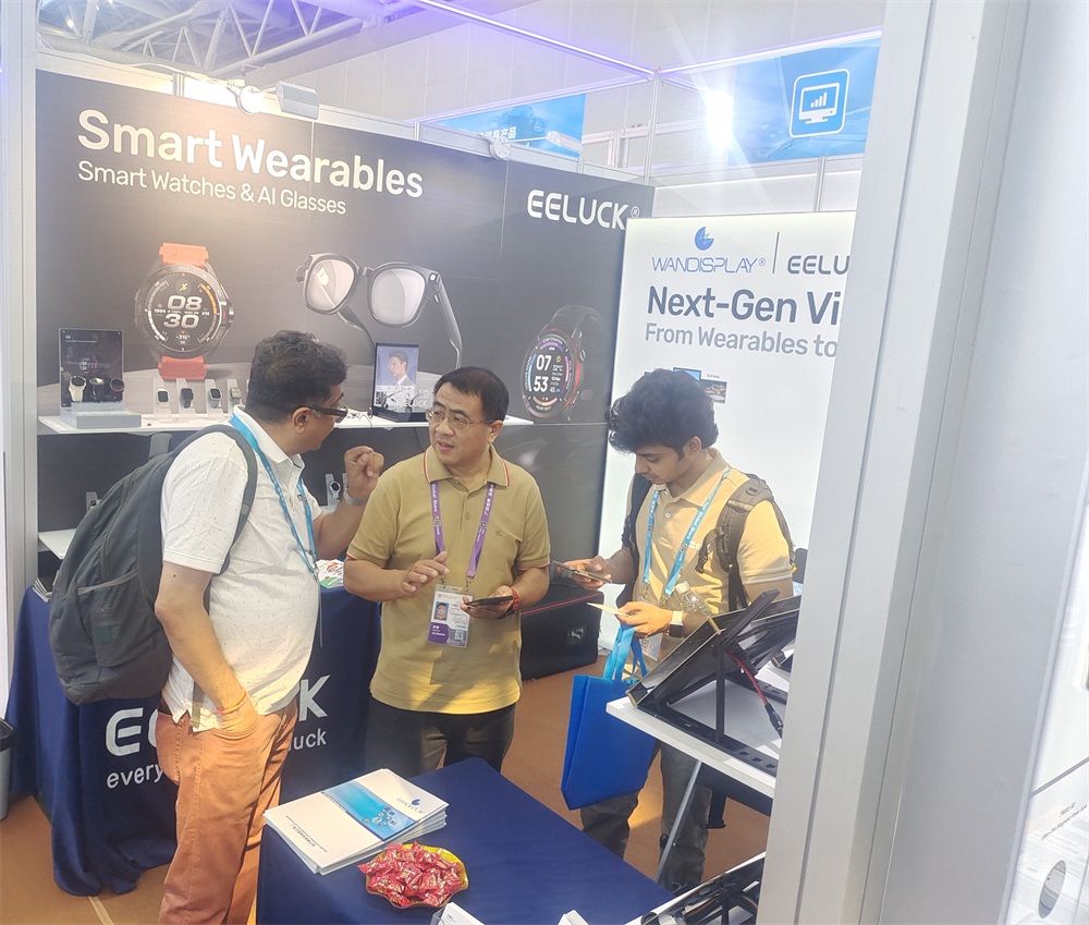 international buyers revisiting smartwatch booth for business talks